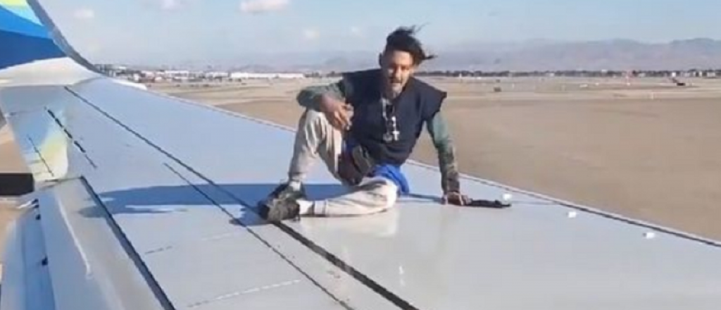 Susto en un vuelo: un hombre subió al ala del avión antes de despegar 
