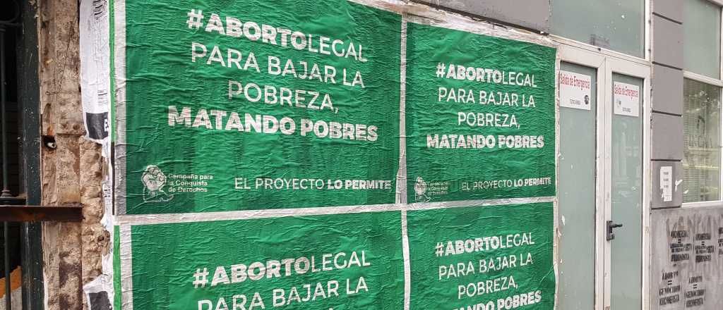 Polémica por carteles en contra de la ley de legalización del aborto 
