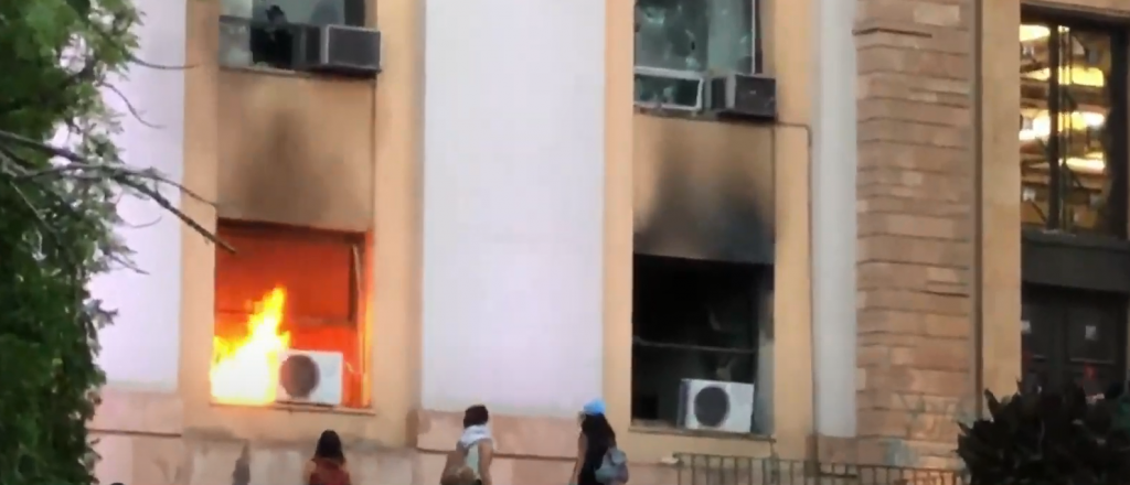 Video: así quedó Casa de Gobierno tras las piedras y el fuego