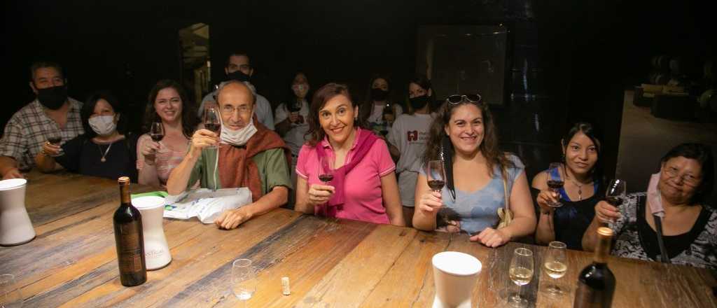 El "Bus Vecinos" incluy&oacute; el mundo del vino