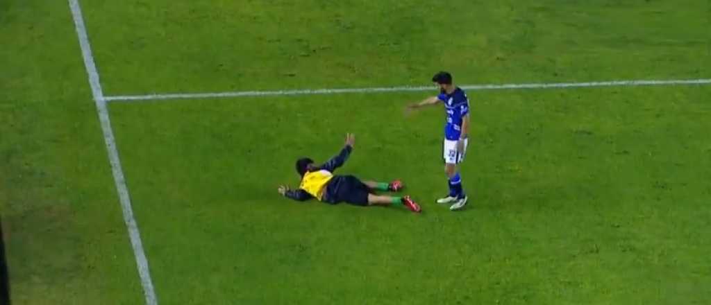 Un jugador de Gimnasia "se sac&oacute;" y empuj&oacute; a un alcanzapelotas