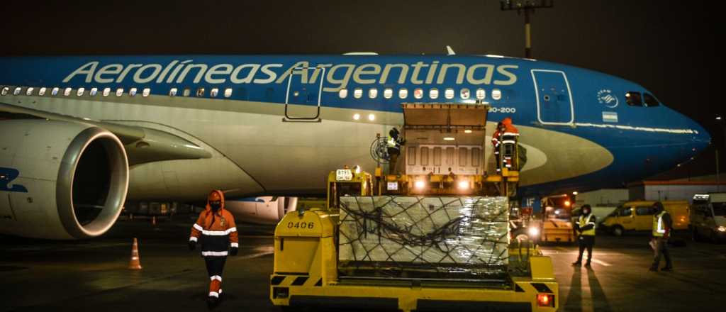 Aerolíneas Argentinas también traerá 20 mil dosis para Bolivia
