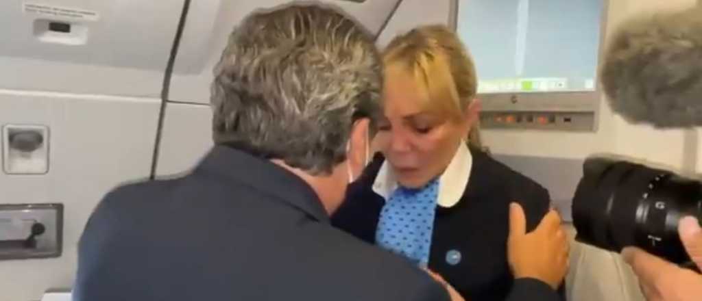 El emocionante video de una tripulante del avión que trajo las vacunas