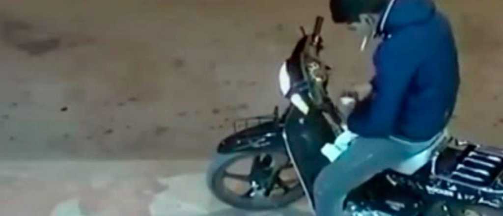Video: detuvo la moto para abrir una cerveza y lo atropellaron