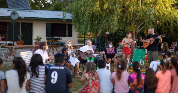Con Fabiola y guitarra, el Presidente visitó un hogar de niños