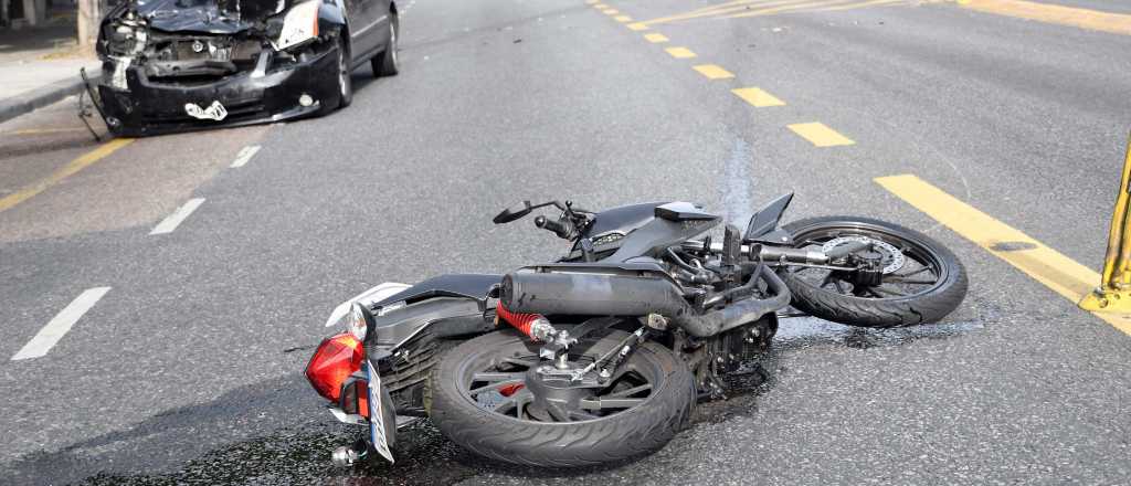 Tres amigas viajaban en moto, chocaron y una murió