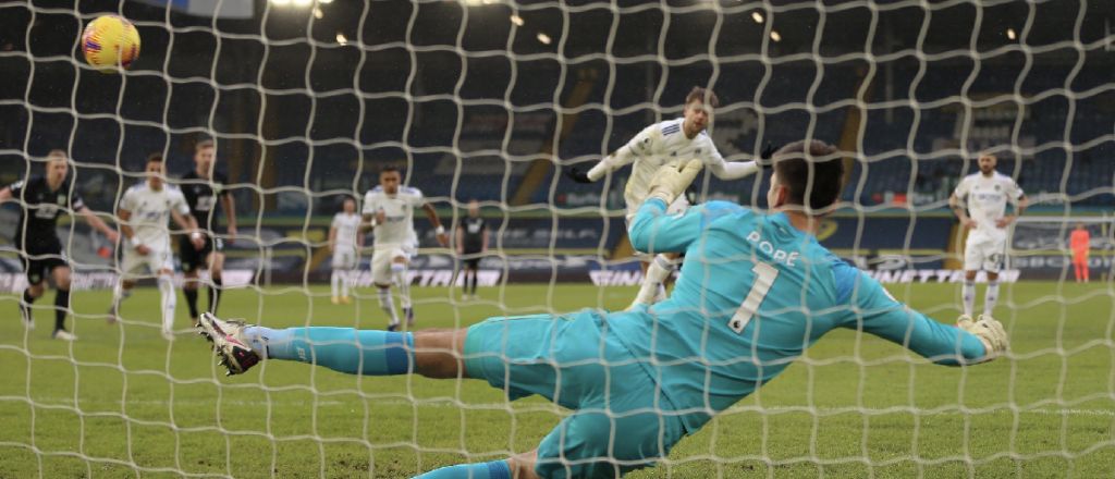 Leeds transpiró más de la cuenta para vencer a Burnley