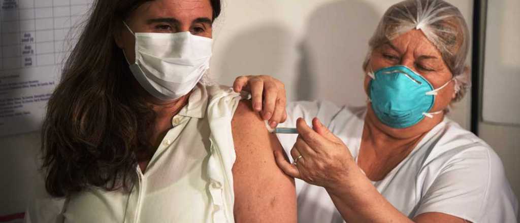 Video: Nadal y una enfermera, las primeras vacunadas en Mendoza