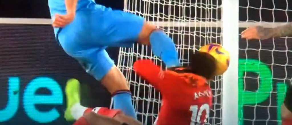 Pate&oacute; la cabeza de un rival y casi lo desmaya