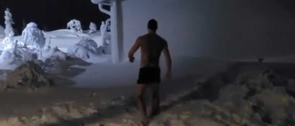 Video: Ibrahimovic se metió en la nieve sin ropa para mostrar su poder