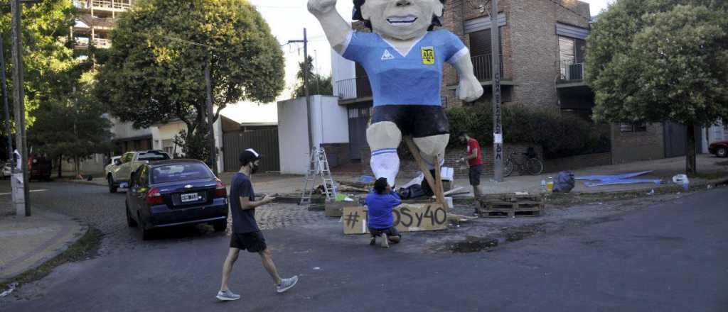 Maradona a la cabeza en la tradicional quema de muñecos
