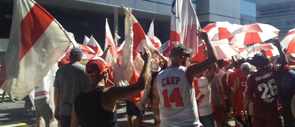 El operativo fall&oacute; y la barra de River hizo el banderazo
