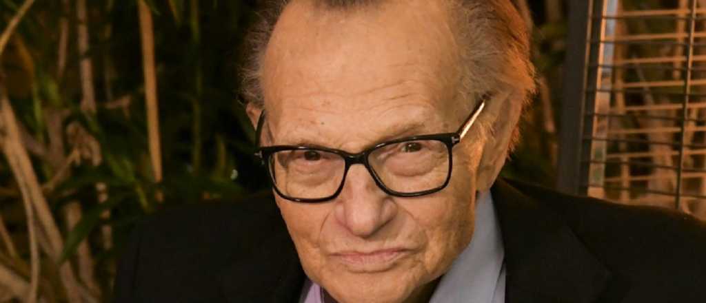 Larry King est&aacute; grave tras contraer coronavirus