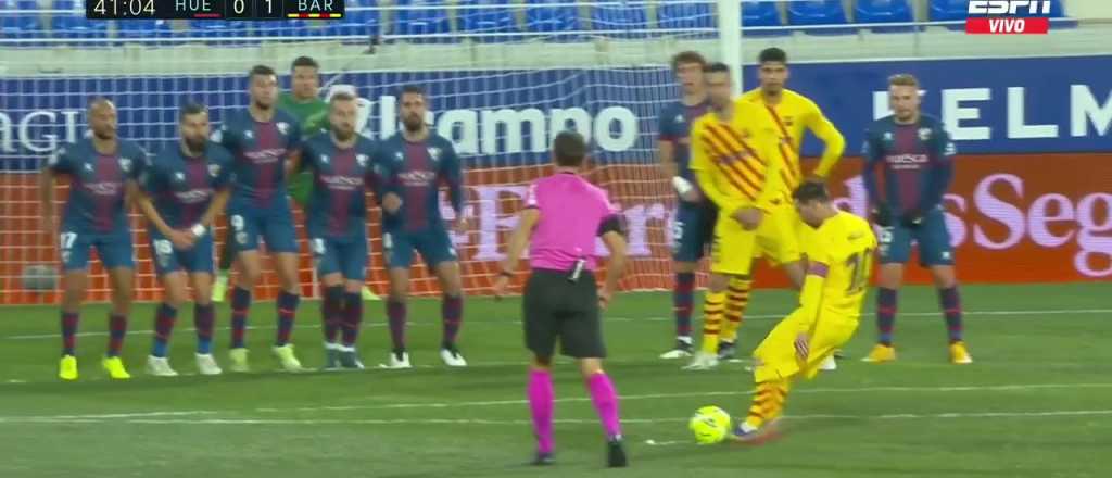 Messi le peg&oacute; perfecto pero el arquero del Huesca vol&oacute; y le sac&oacute; un golazo