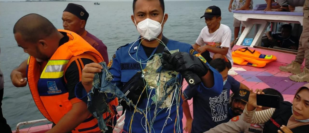 Encontraron restos humanos y escombros del avión caído en Indonesia