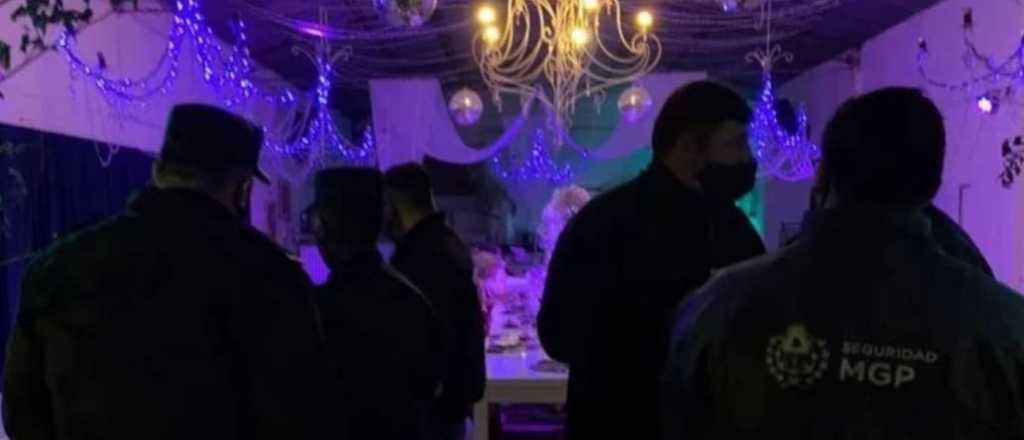 Fiesta ilegal swinger: a los polic&iacute;as los confundieron con strippers