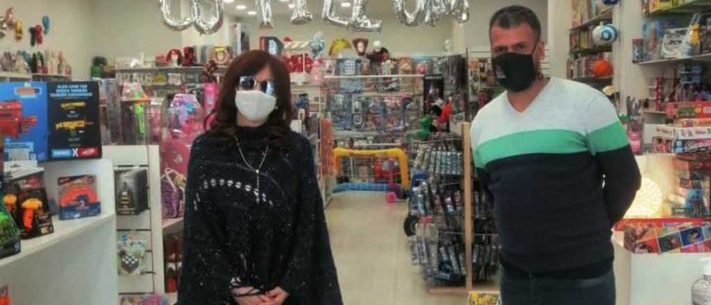 Otra vez Cristina Kirchner salió de compras y se sacó fotos con vendedores
