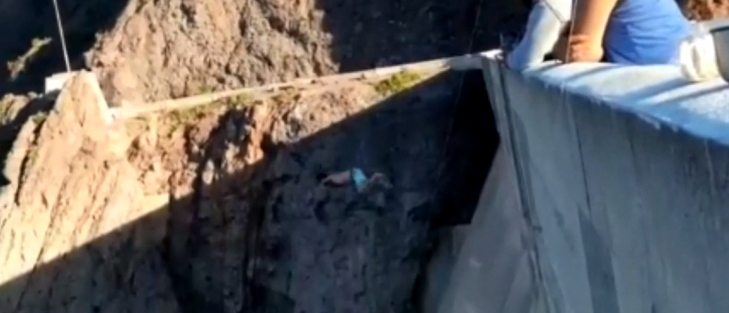 Video: un hombre saltó desde más de 100 metros al Atuel en Valle Grande