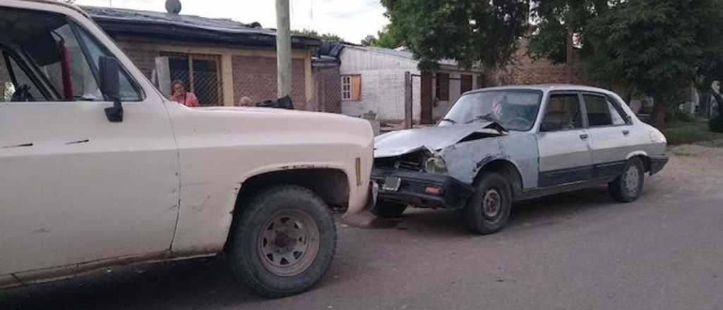 Un hombre dejó a su hija durmiendo en el auto y lo chocaron, en Tunuyán
