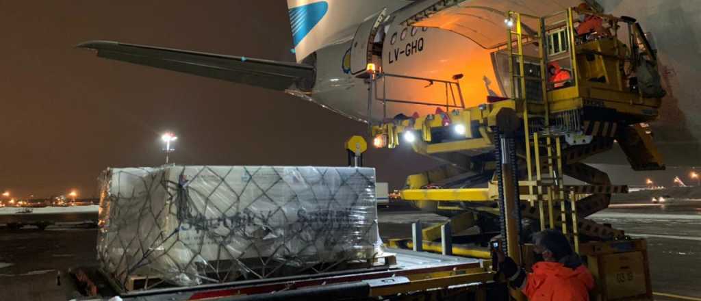 Parte el d&eacute;cimo vuelo a Rusia en busca de vacunas