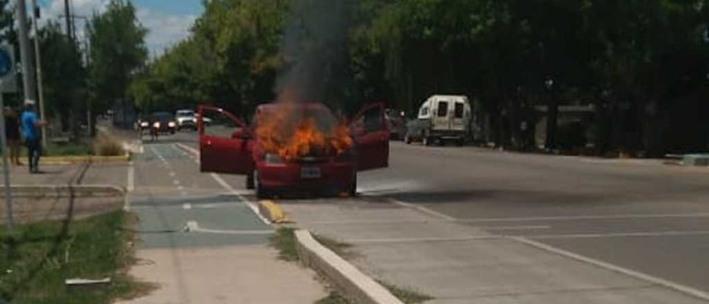 Video: pánico por un auto incendiado en Tunuyán