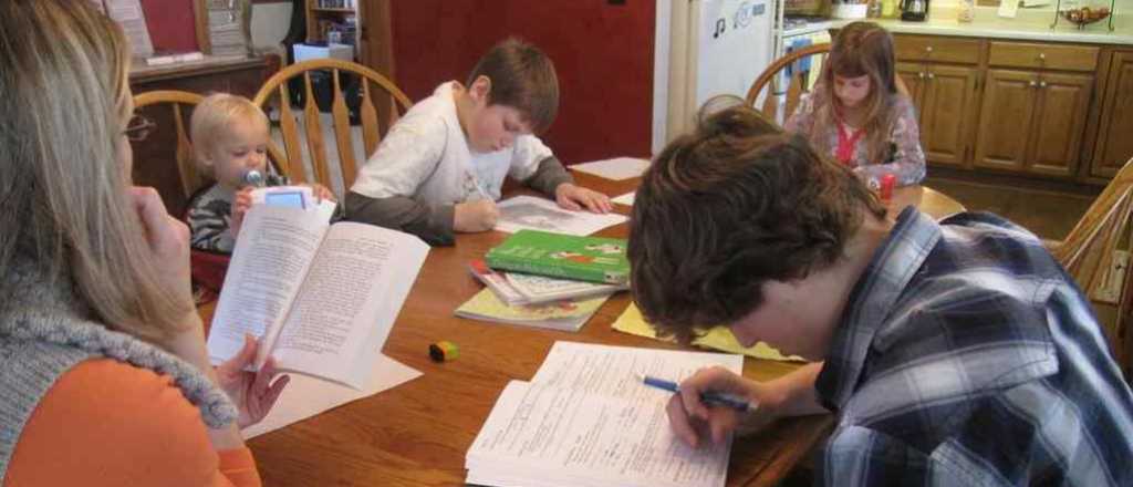 Clases en casa: crecen las "escuelitas blue" en todo el país