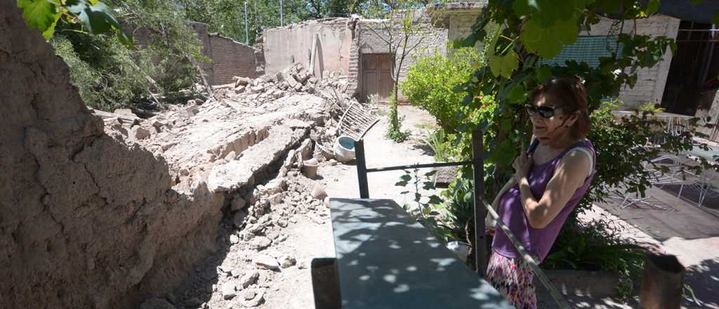 La mujer que no deja de mirar el derrumbe en su casa de Las Heras