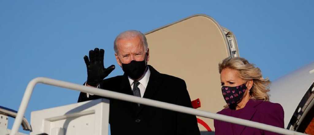 Video: aparatosa caída de Biden mientras subía a un avión