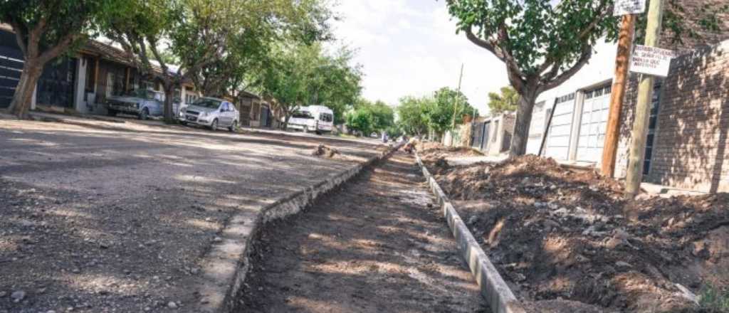 Las obras de desag&uuml;e llegaron a la calle Entre R&iacute;os de Guaymall&eacute;n