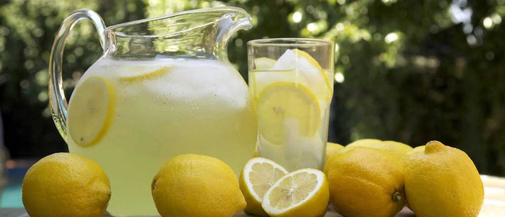 El falso mito del agua con limón en ayunas: no es lo que creías