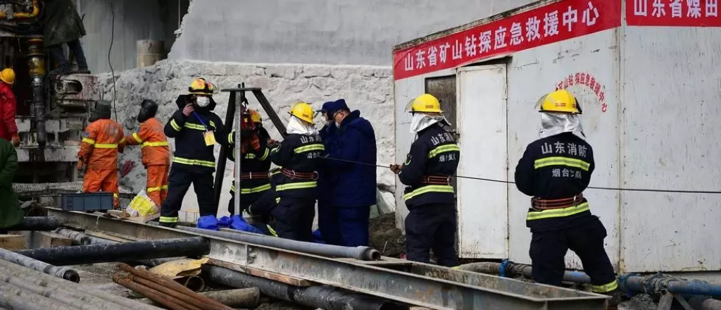 Rescatan a once mineros atrapados desde hace dos semanas en China