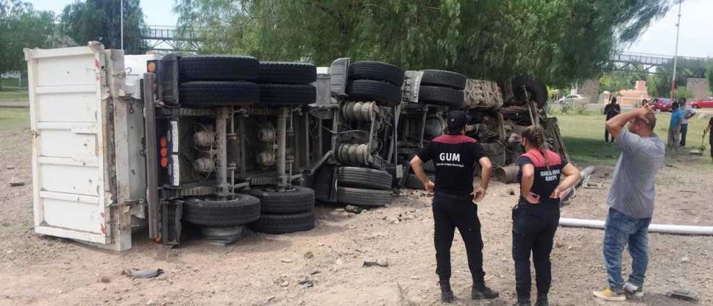 Un camionero murió al chocar contra una rotonda en Las Heras