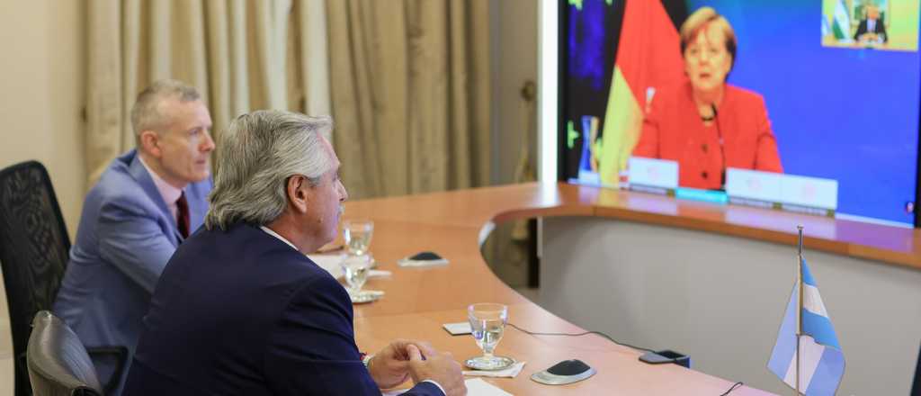 Fern&aacute;ndez le pidi&oacute; a Merkel ayuda en la negociaci&oacute;n con el FMI