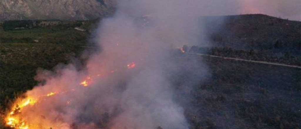 El Bolsón: el fuego se acerca a una planta de gas