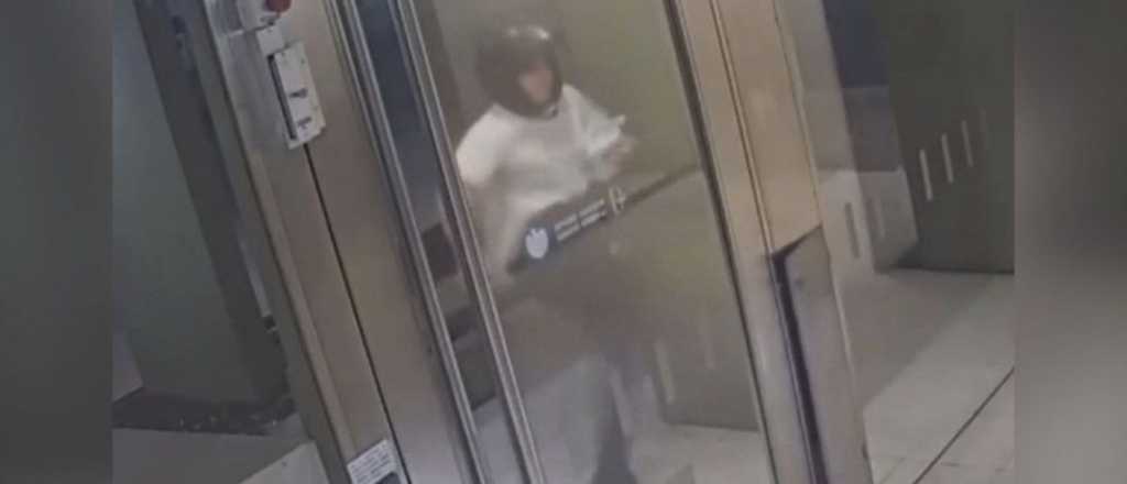 Video: un delivery destroz&oacute; un portero el&eacute;ctrico al rechazarle el pedido