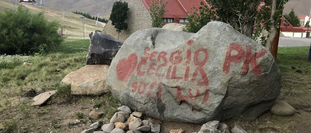 Turistas hicieron grafitis en Las Leñas y los escracharon en las redes 