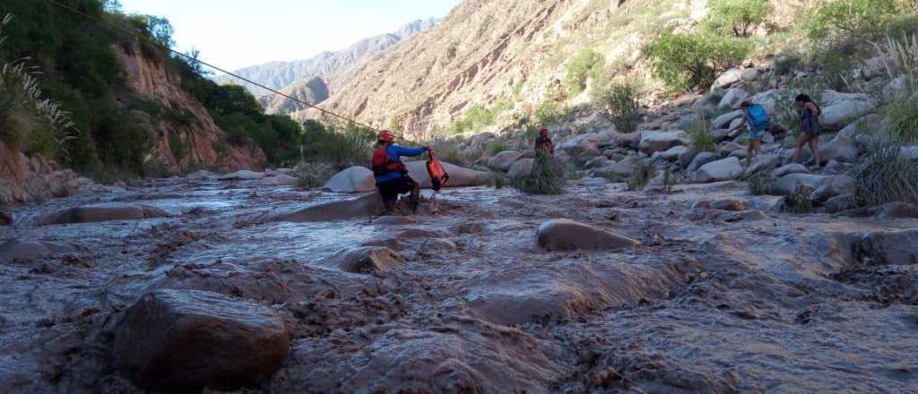 Video: rescataron a 8 personas aisladas en el Río Mendoza