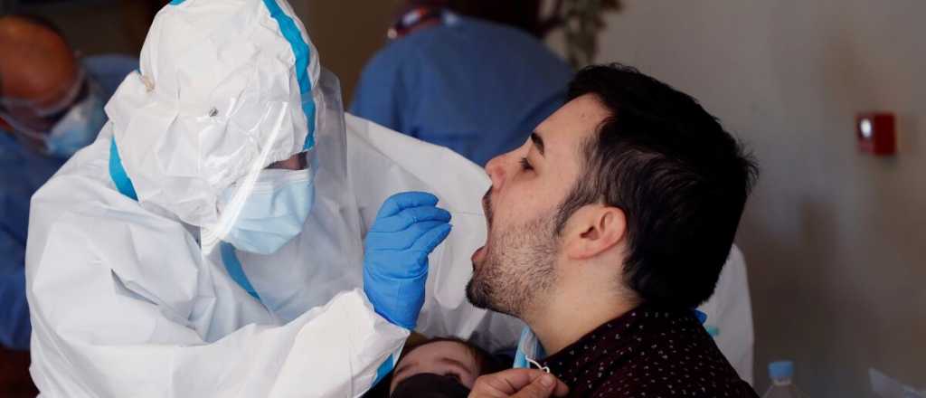 Argentina sigue subiendo sus casos diarios y registr&oacute; m&aacute;s de 8 mil