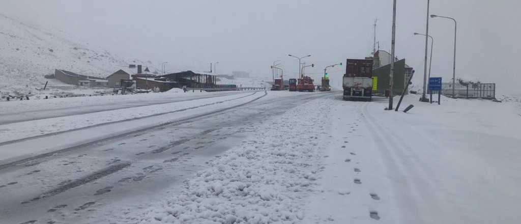 Por la nevada en pleno enero, cerraron el Paso a Chile