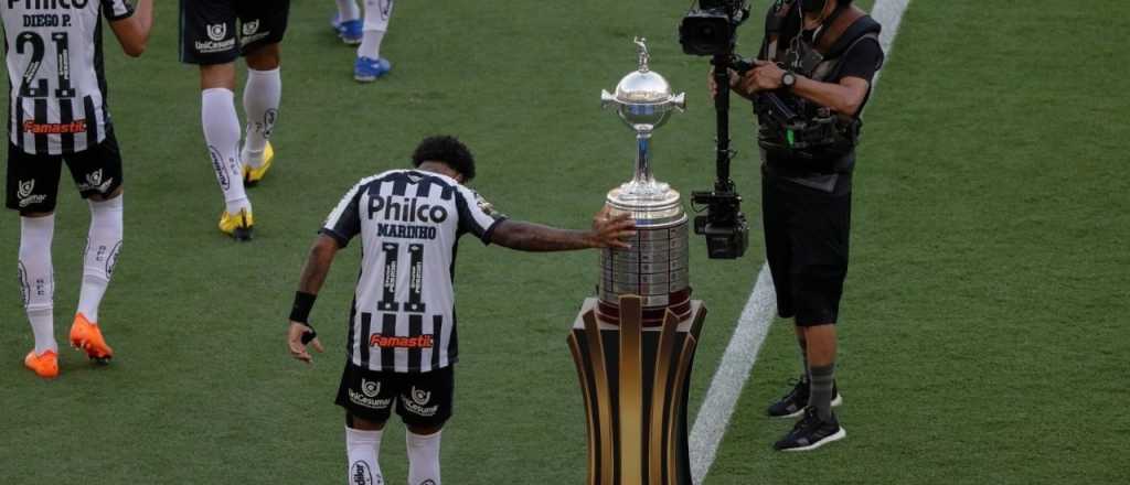 Un futbolista de Santos tocó la Copa y pasó lo que tenía que pasar