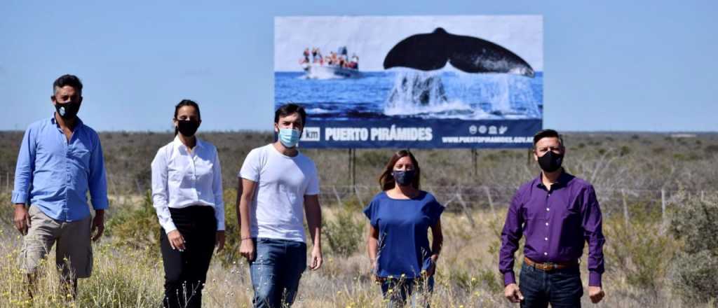 Insólito: intendente celebró la inauguración de un cartel en la Patagonia