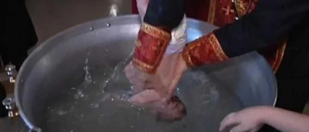 Conmoci&oacute;n por la muerte de un beb&eacute; mientras lo bautizaban