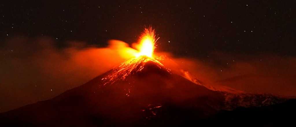 Están activos los cuatro cráteres del volcán Etna