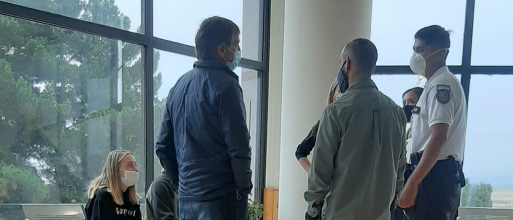 Intentaron escrachar a Suarez en el aeropuerto de Bariloche