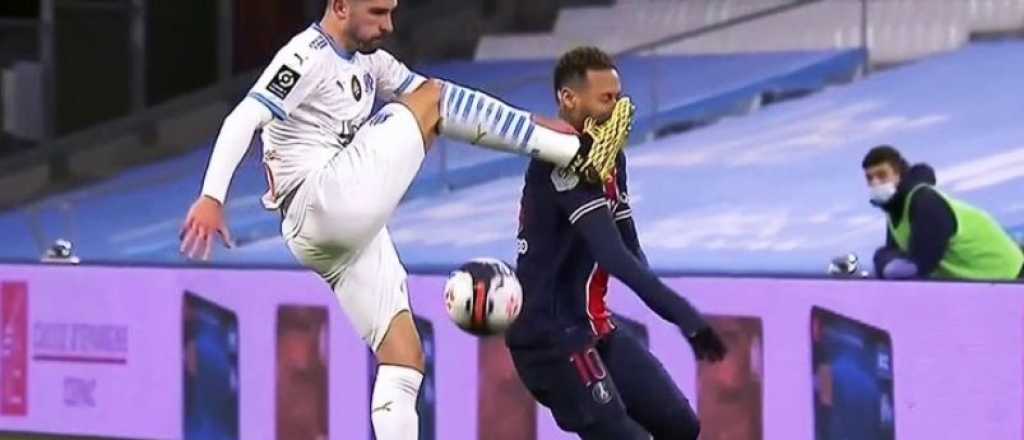 Neymar entró y le metieron una patada en la cara