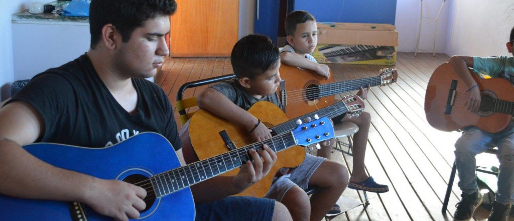 ¿Querés aprender guitarra, gratis?: abrieron un taller en Guaymallén