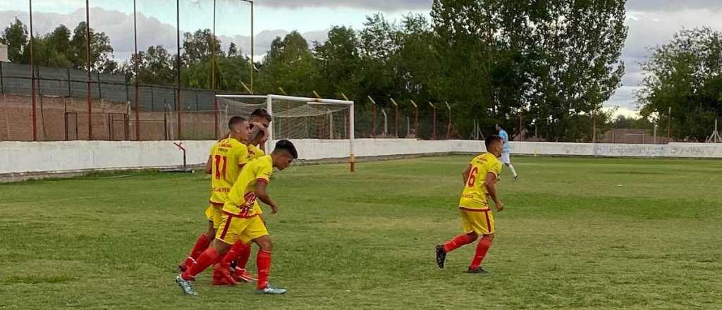 Insólito: hinchas a las piñas con los jugadores en Mendoza
