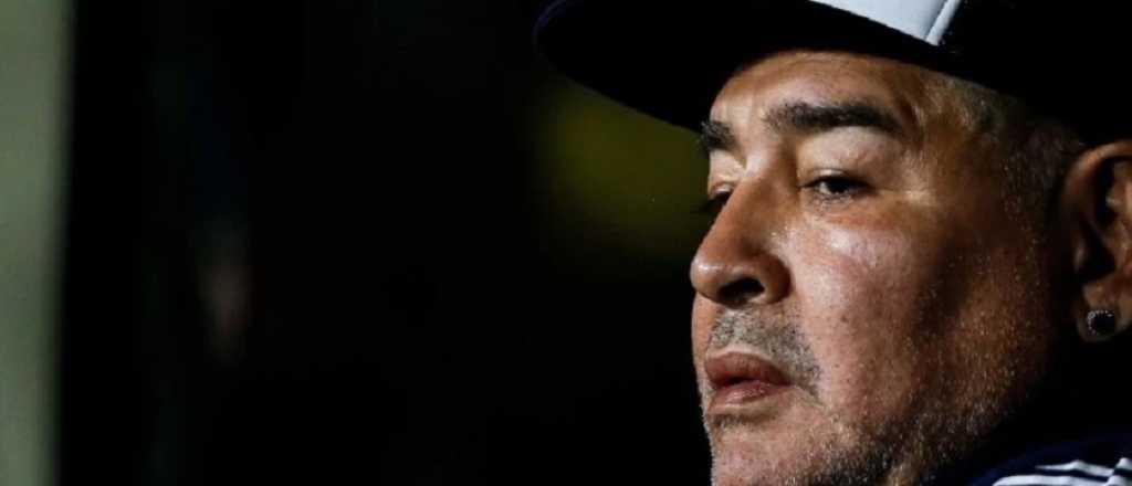 Aseguran que a Maradona "lo ba&ntilde;aban con una manguera"