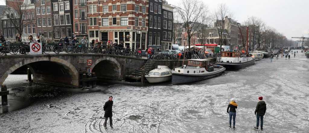 Patinaban en Ámsterdam y cayeron a aguas heladas