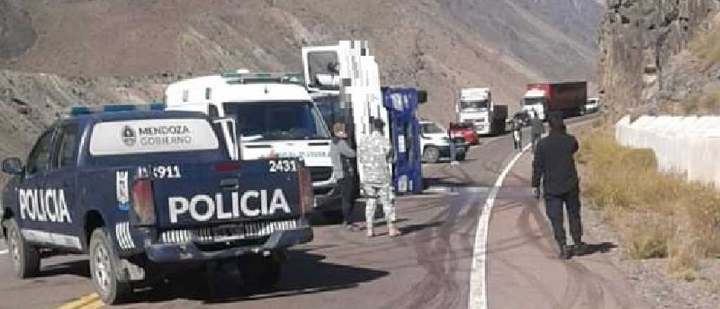 Un camionero murió al volcar en alta montaña